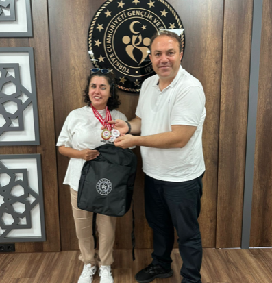 Zeynep Öğretmen Sakarya’dan Dört Dörtlük Döndü