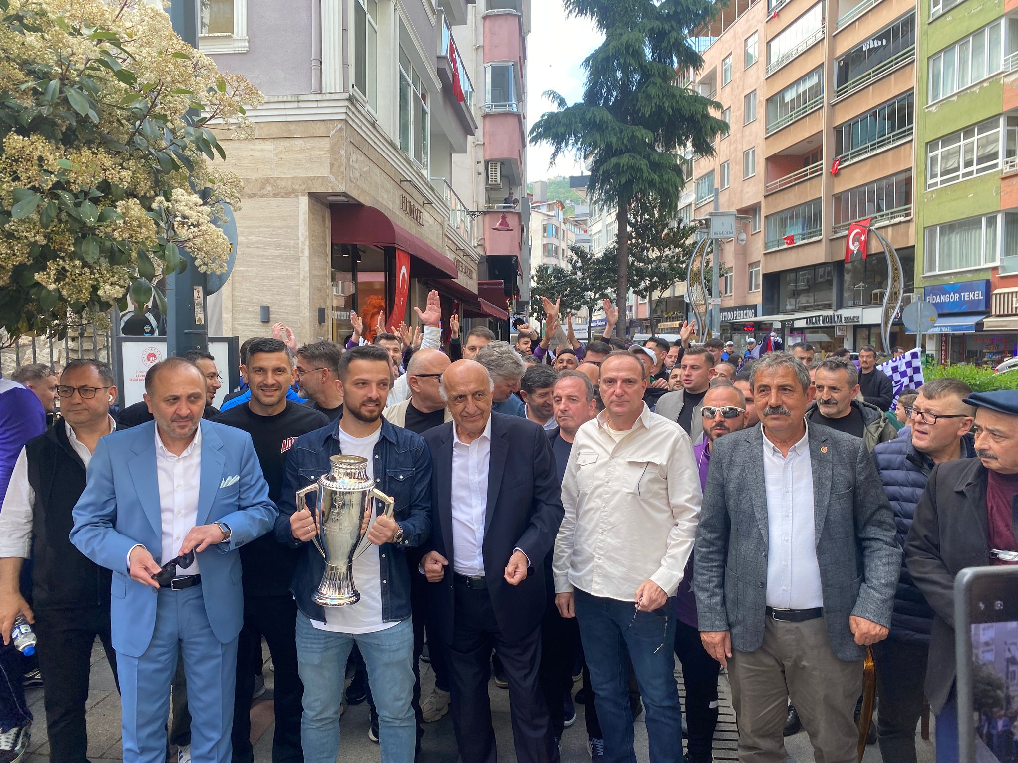 52 Orduspor Futbol Kulübü’nden Fidangör’de Kupa İle Yürüyüş