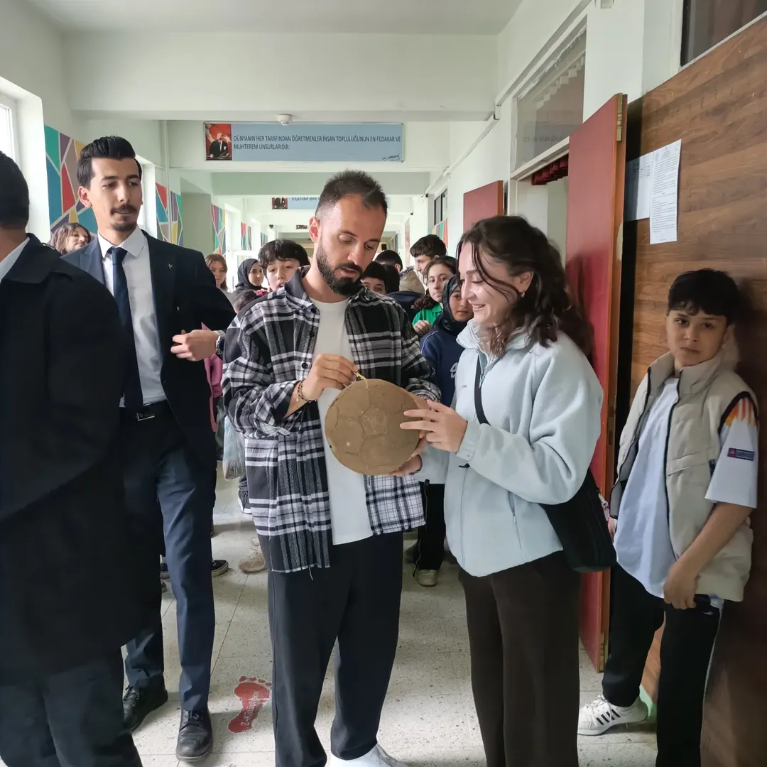 Emre Çolak Mesudiye’deki Okulda Öğrencilerle Buluştu