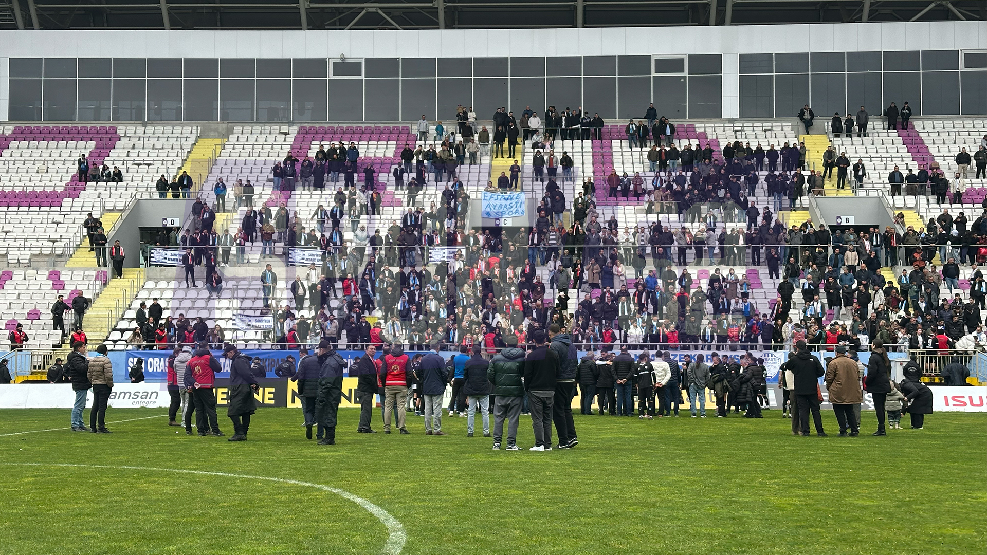 19 Eylül Stadyumu Çimler Taraftarlardan Korundu