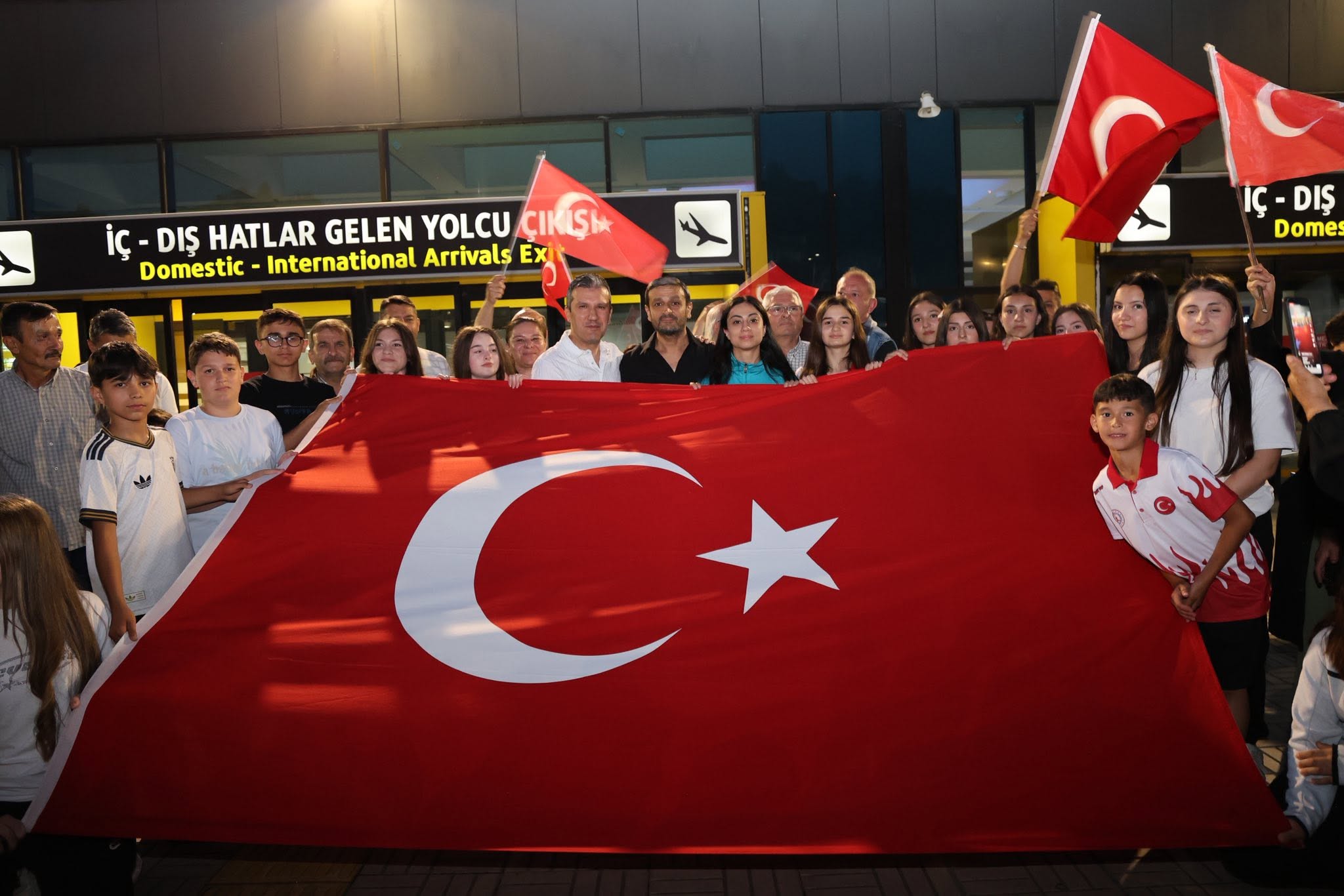 Ordulu Şampiyon Nazlı, Memleketine Döndü