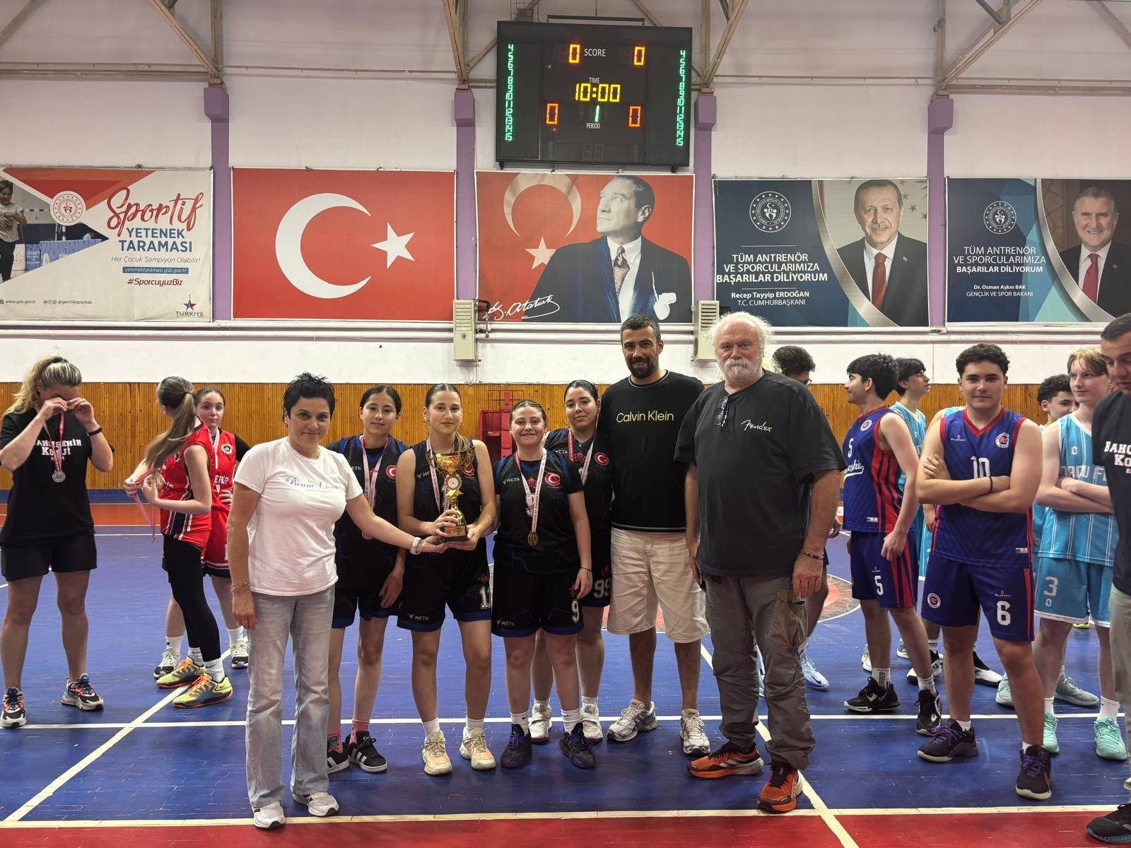 Ünye Anadolu Lisesi Şampiyonluğu Bırakmadı